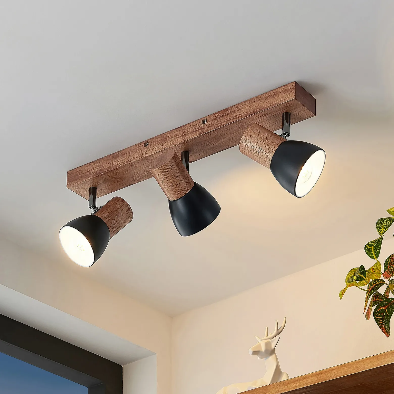 Lindby downlight de techo Tonja, 3 luces, 55 cm, madera, acero