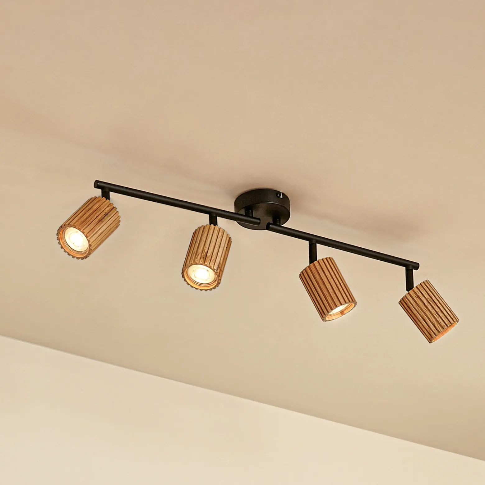 Lindby Downlight Stralino, 4 luces, longitud 60 cm, madera