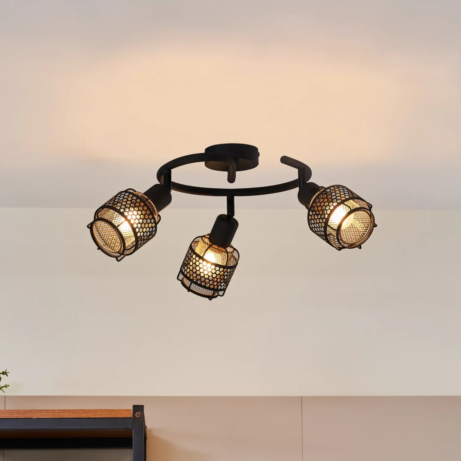 Lindby Eudoria plafón 3 luces negro/oro