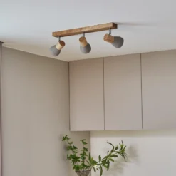 Lindby Filiz foco, 3 luces, 47 cm de largo, madera, hormigón, E14