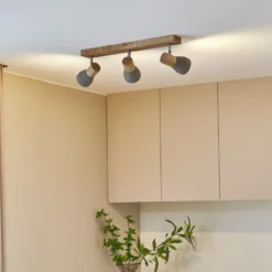 Lindby Filiz foco, 3 luces, 47 cm de largo, madera, hormigón, E14