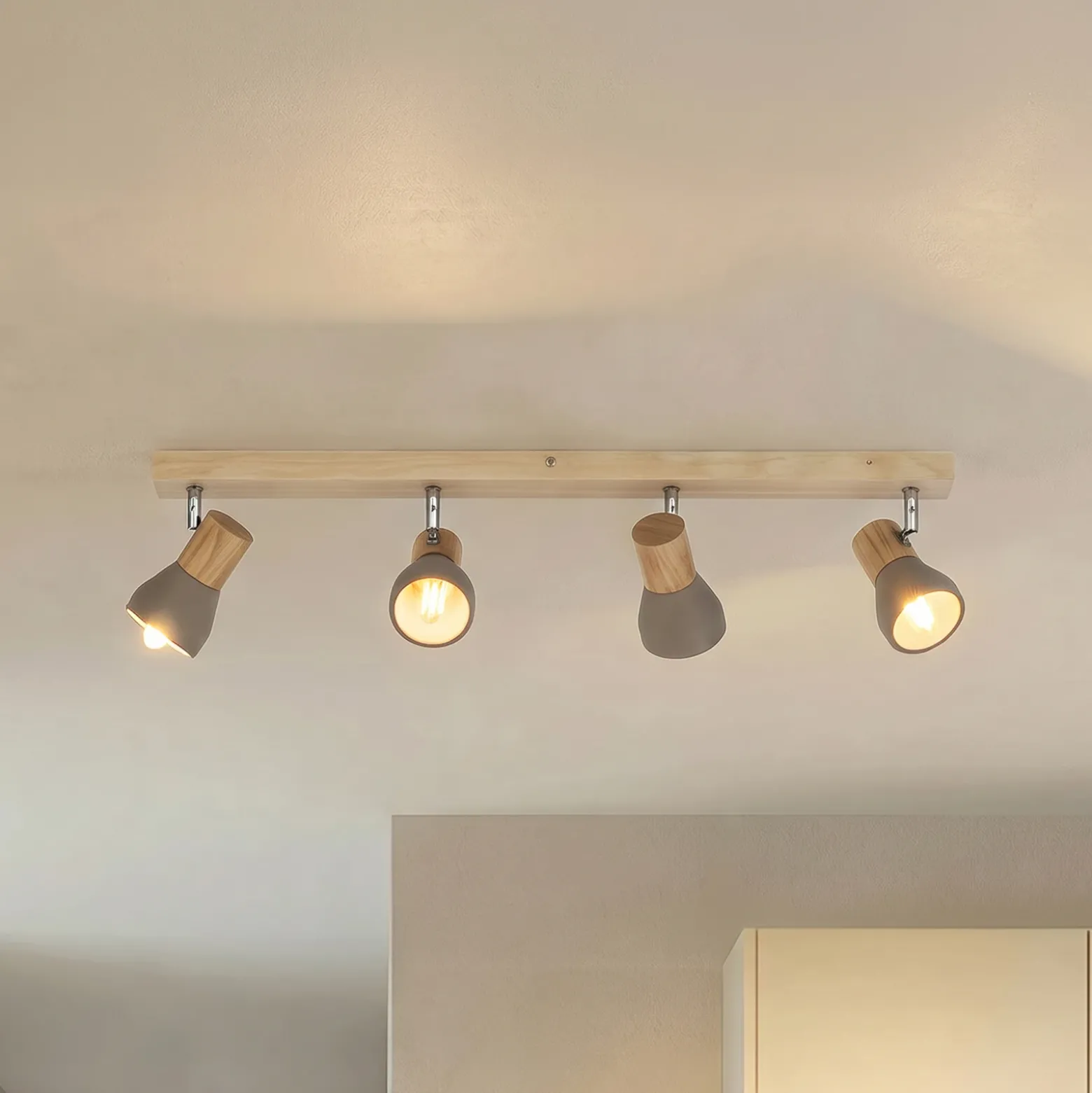 Lindby Filiz foco, 4 luces, 77 cm, madera, hormigón, E14
