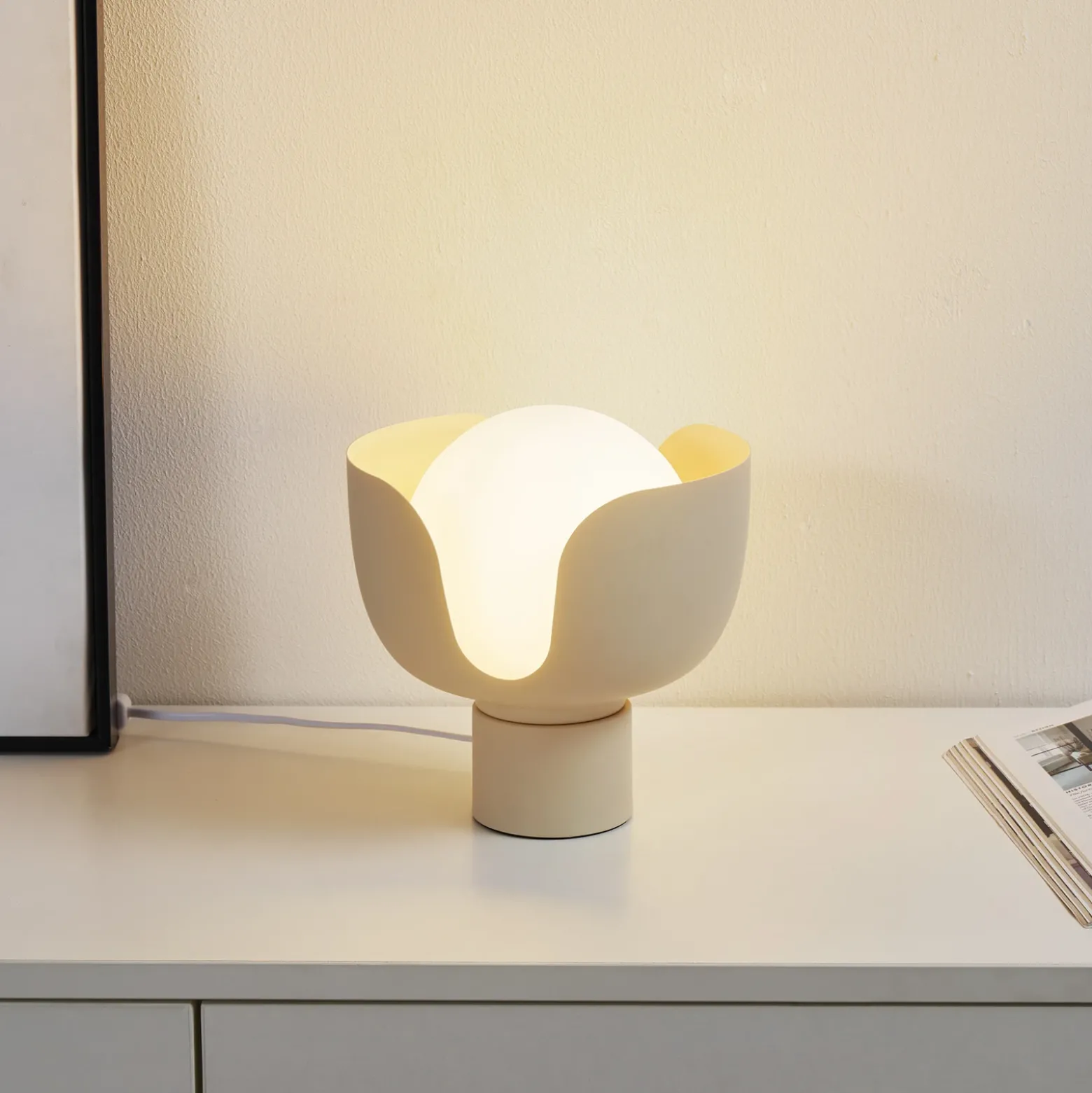 Lindby Fiora lámpara de mesa, beige, cristal, metal, Ø 20 cm