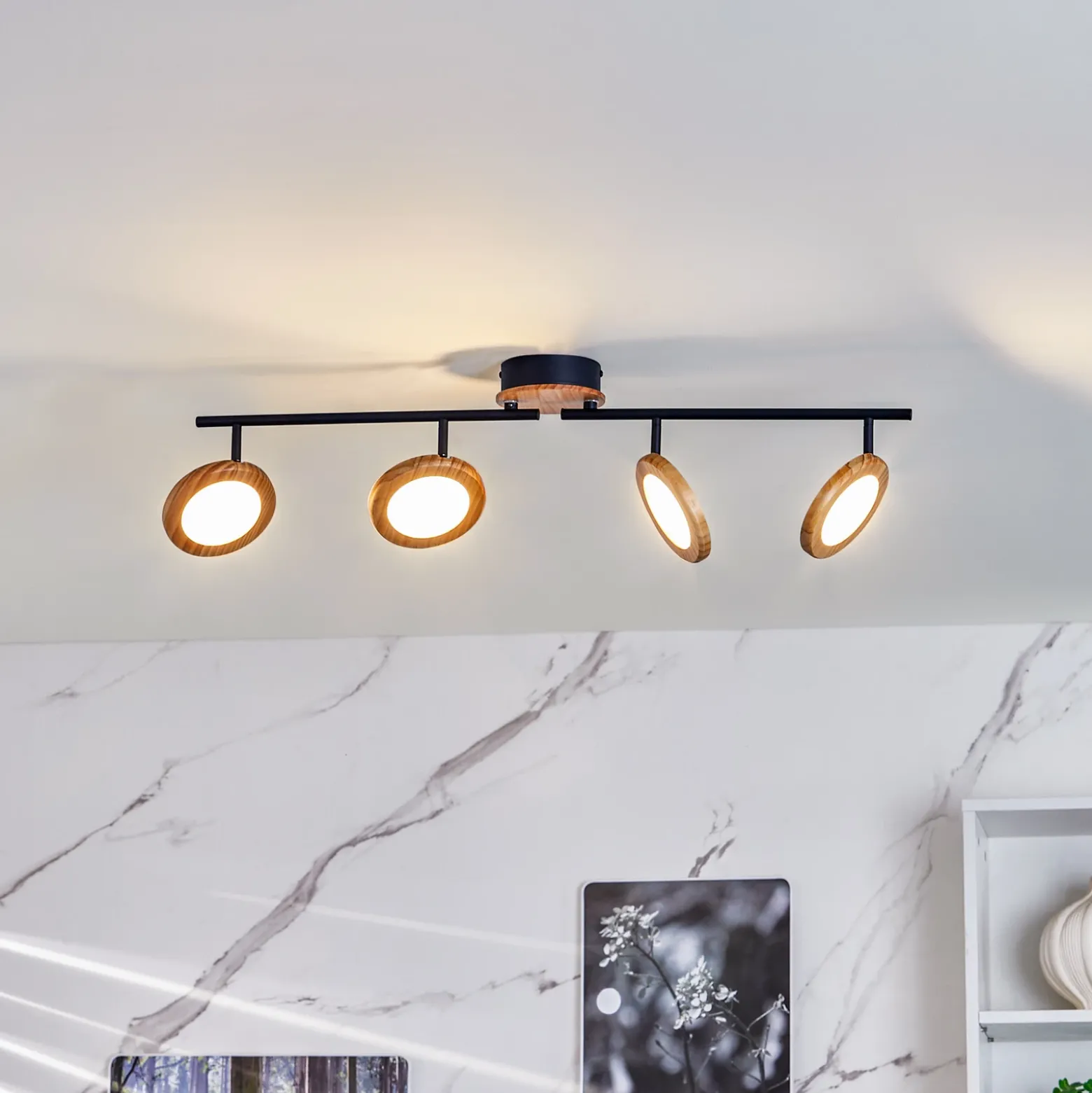 Lindby foco LED Manel, madera, 84 cm de largo, 4 luces