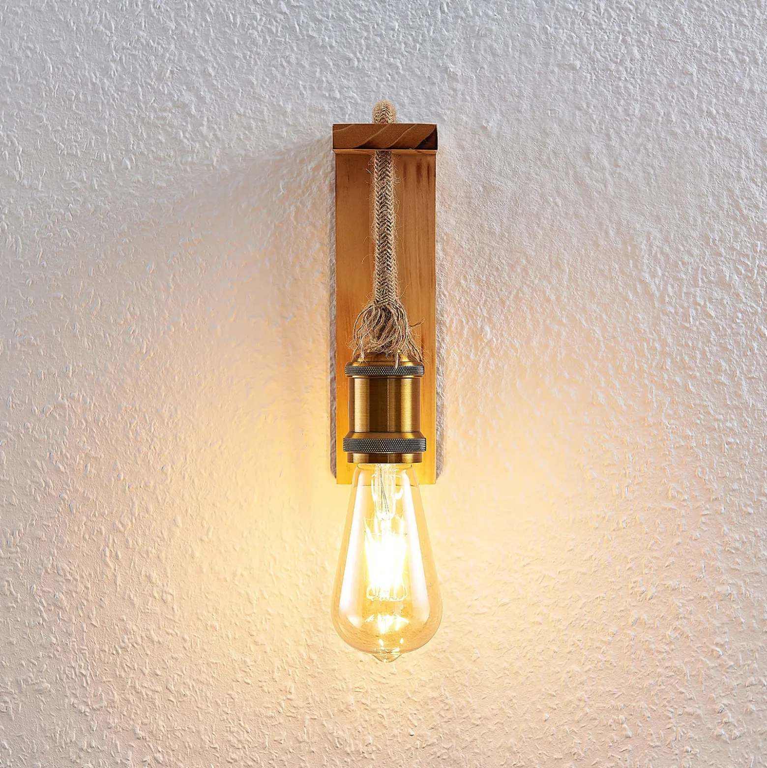 Lindby Helou aplique de madera
