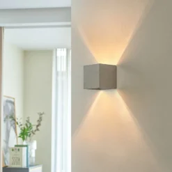 Lindby Jayden lámpara de pared en forma angular