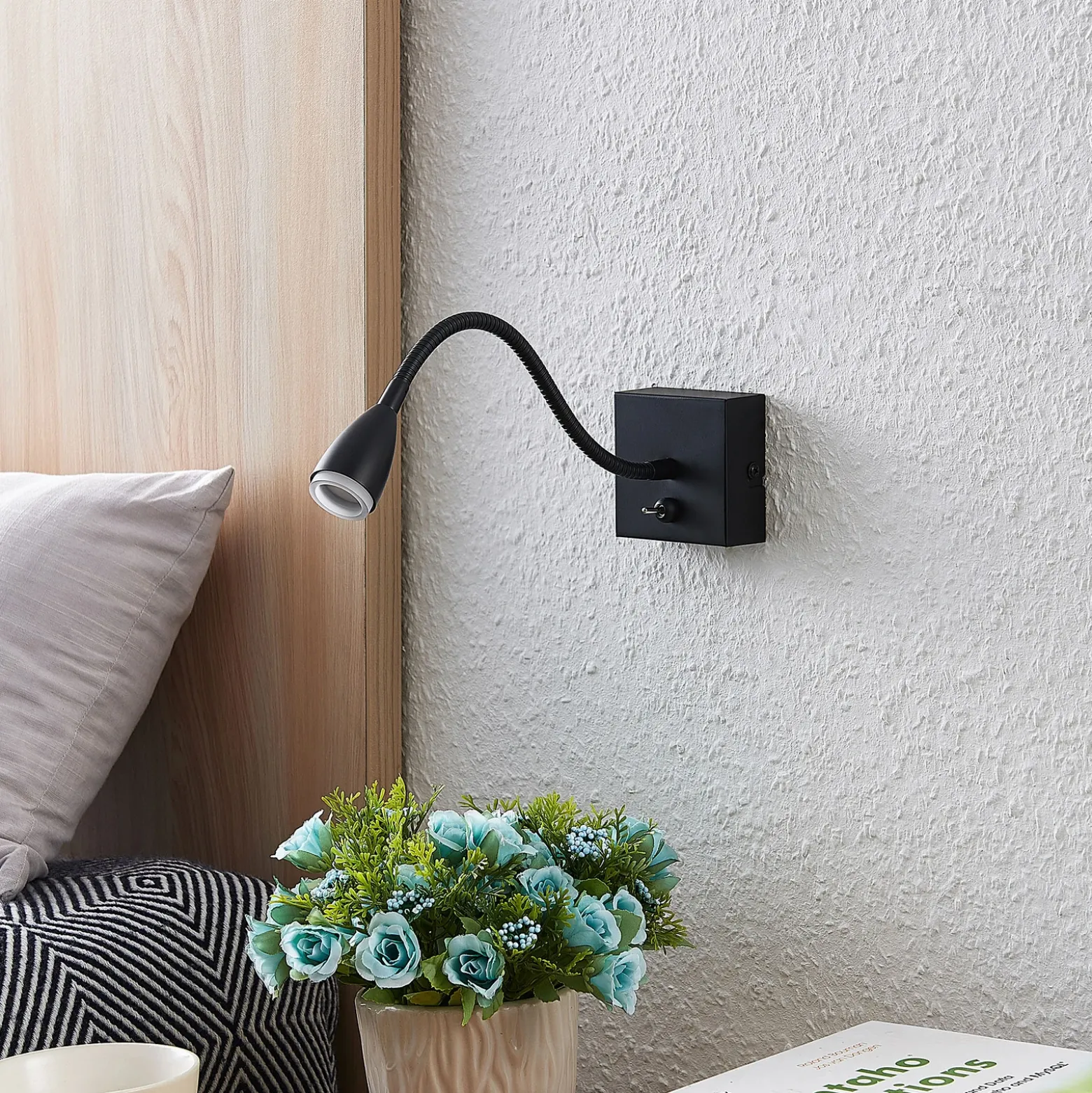 Lindby Jolka brazo de lectura LED, interruptor, negro mate