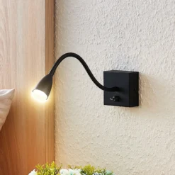 Lindby Jolka brazo de lectura LED, interruptor, negro mate