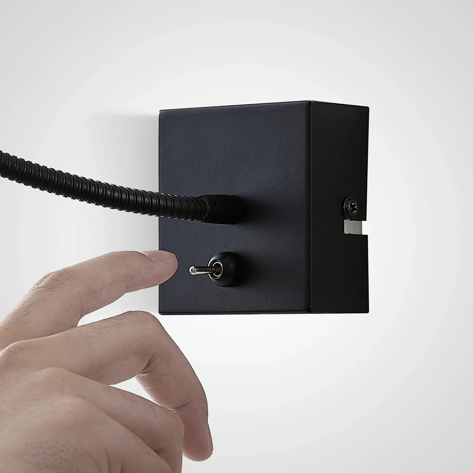 Lindby Jolka brazo de lectura LED, interruptor, negro mate