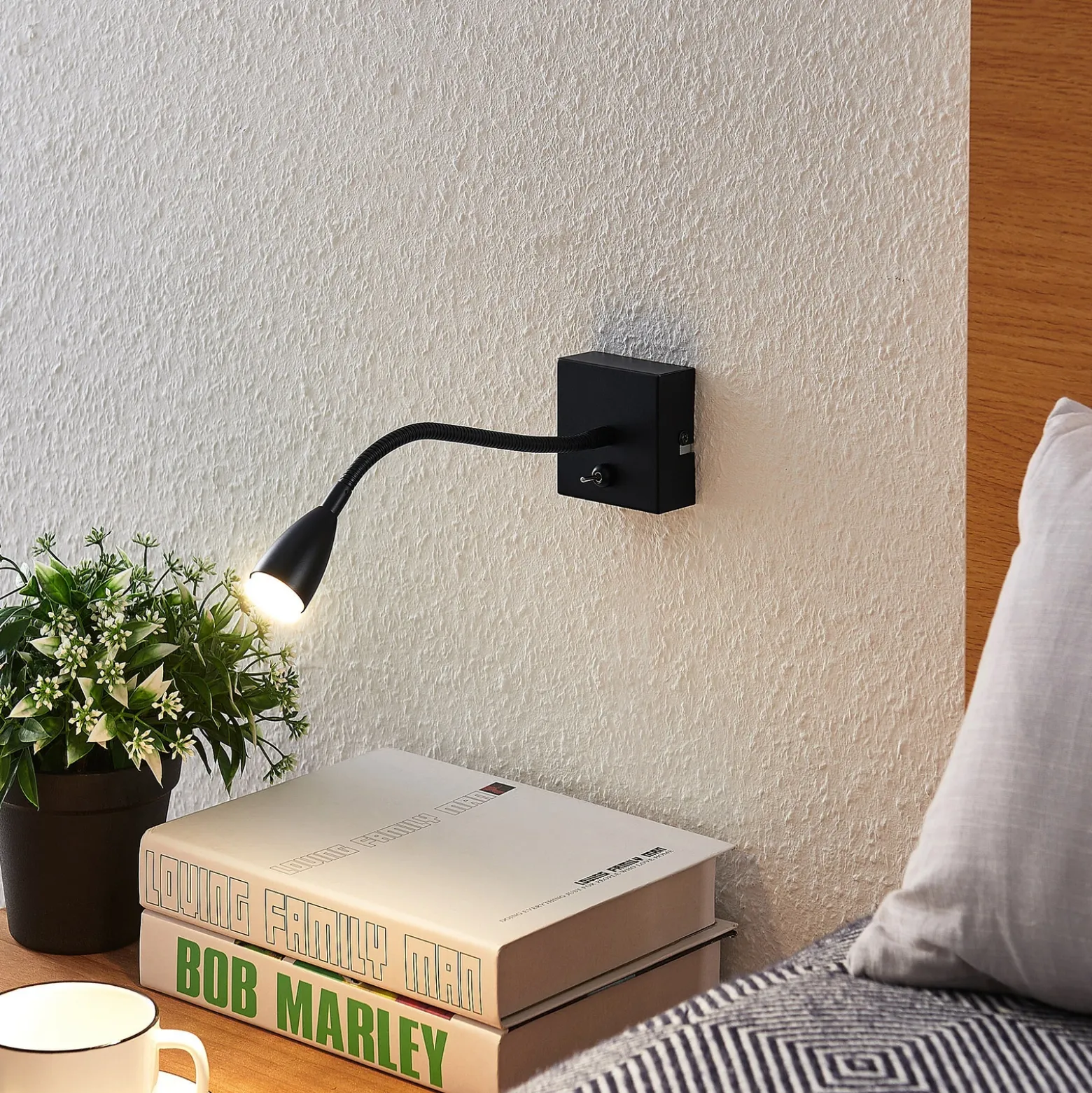 Lindby Jolka brazo de lectura LED, interruptor, negro mate