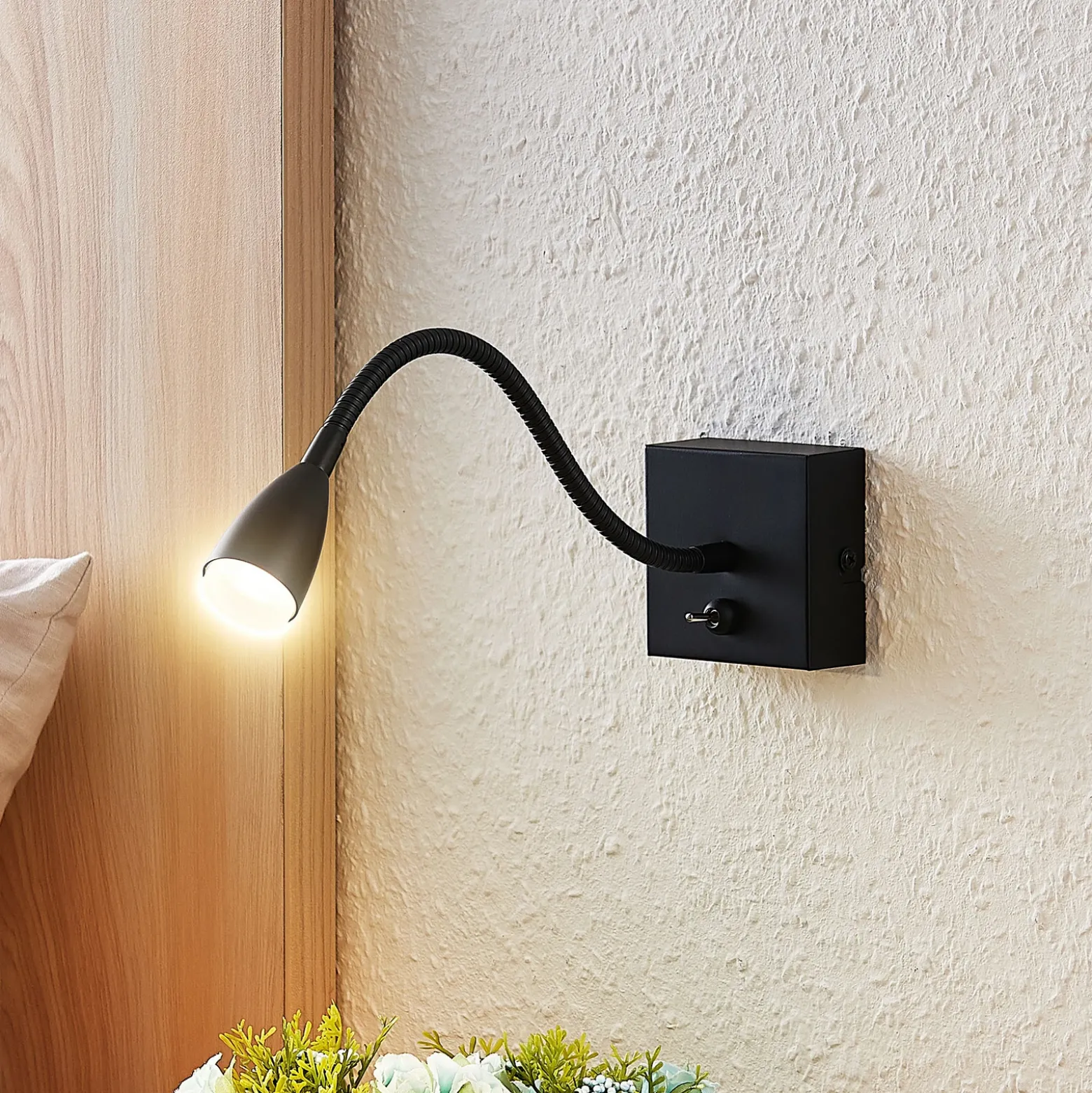 Lindby Jolka brazo de lectura LED, interruptor, negro mate
