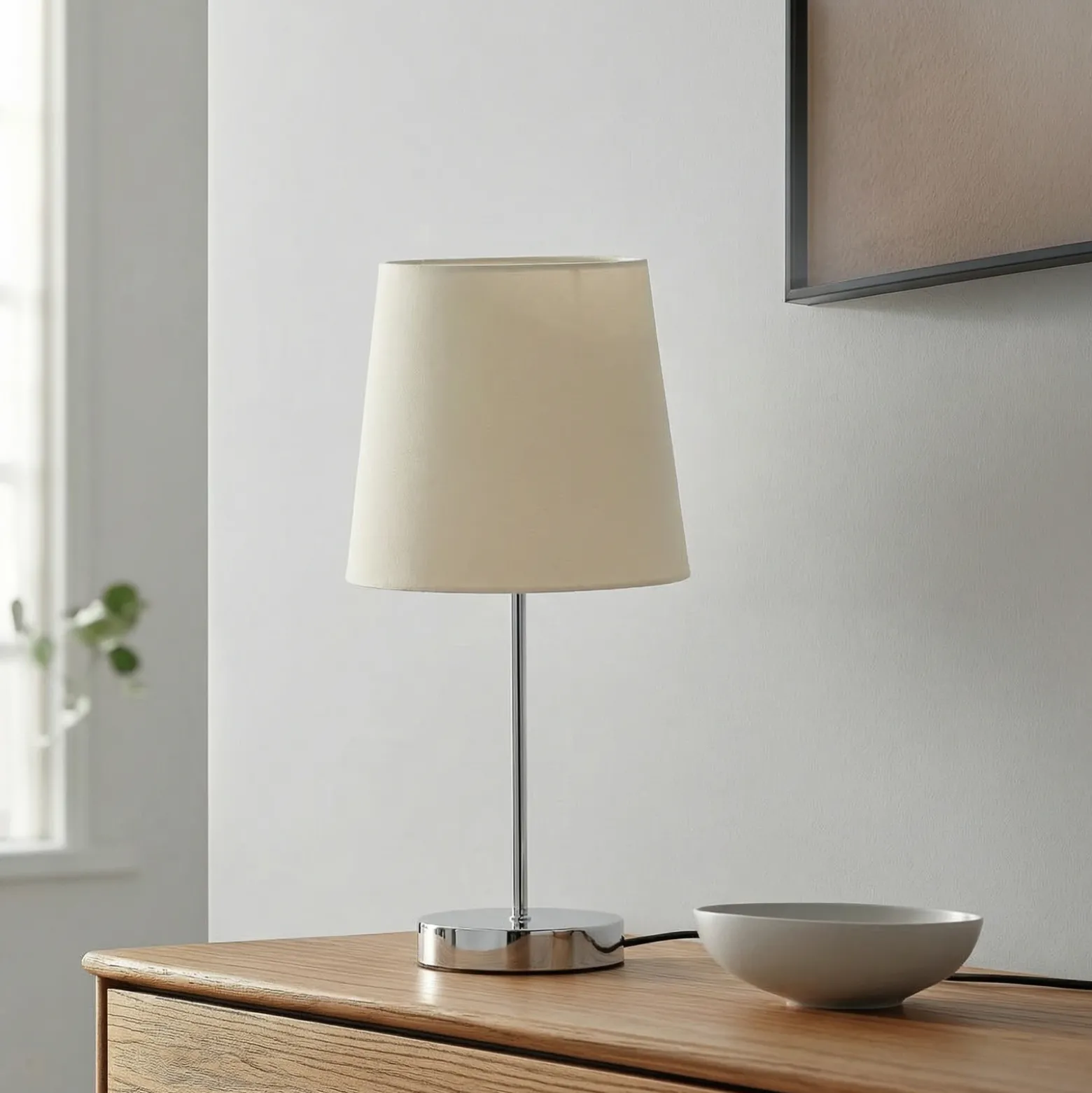 Lindby Leza lámpara de mesa cromo, pantalla blanca