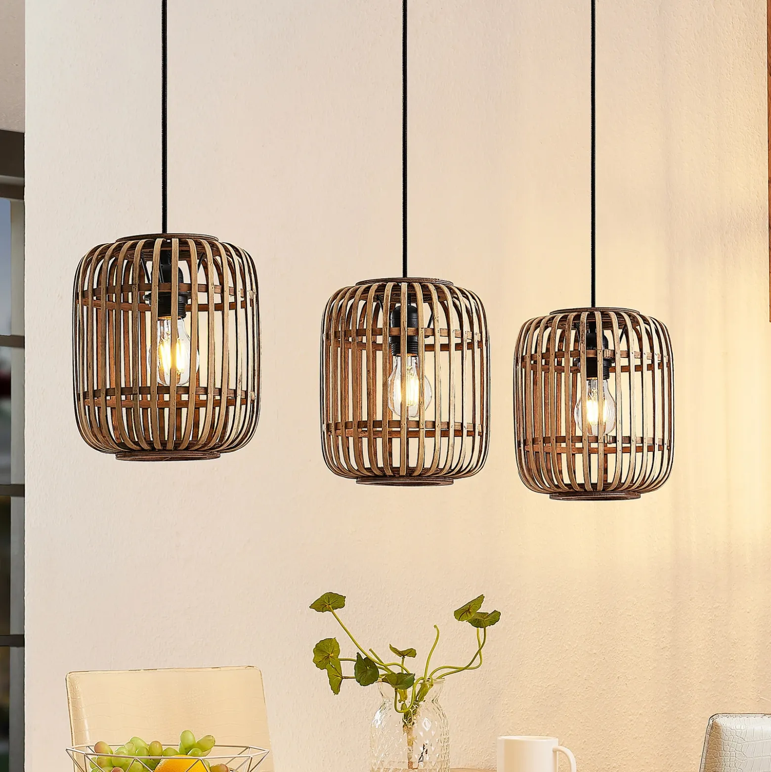 Lindby lámpara colgante Canyana, natural, 3 luces, ratán, 105 cm