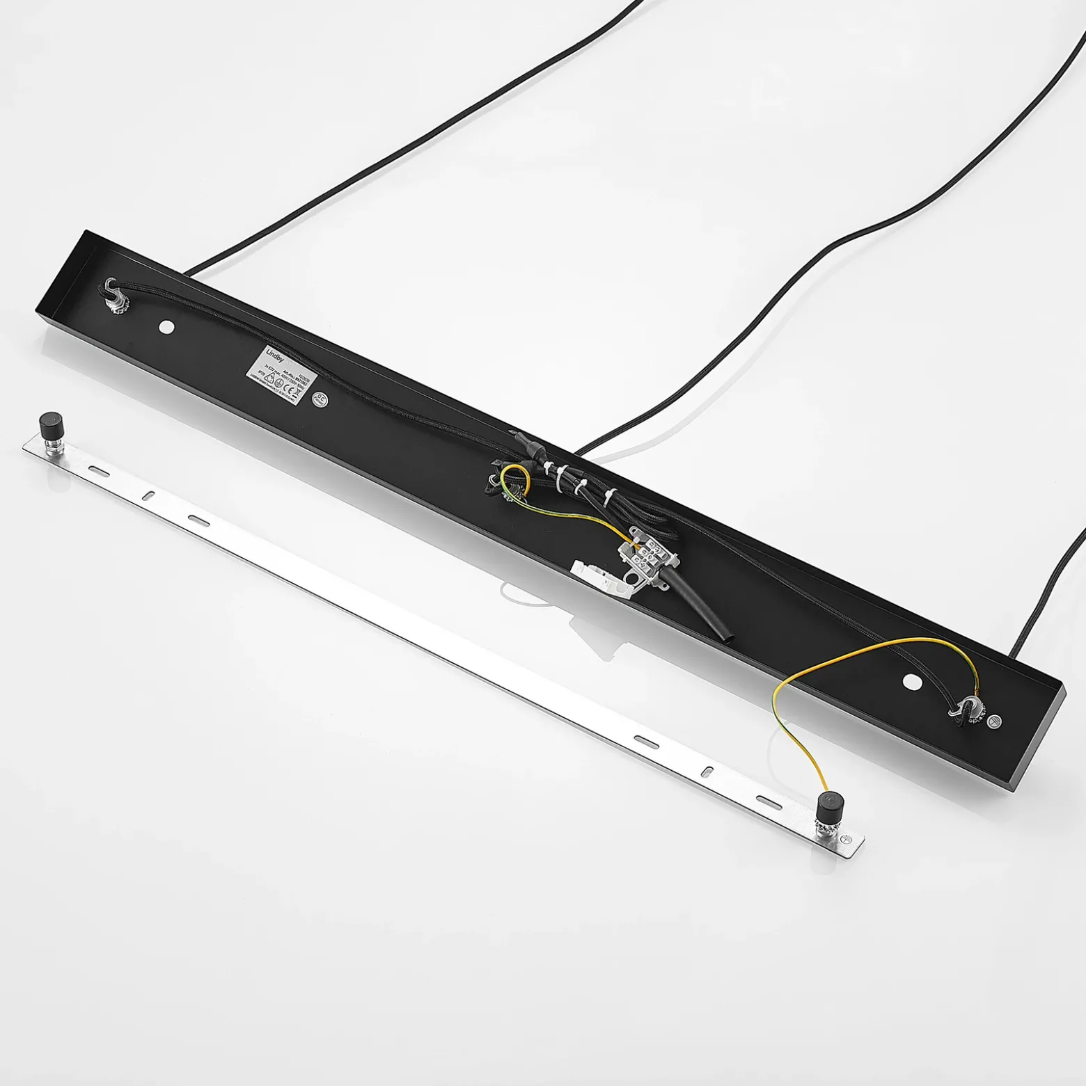 Lindby lámpara colgante Canyana, natural, 3 luces, ratán, 105 cm