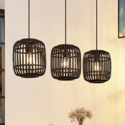 Lindby lámpara colgante Canyana, negra, 3 luces, ratán, 105 cm