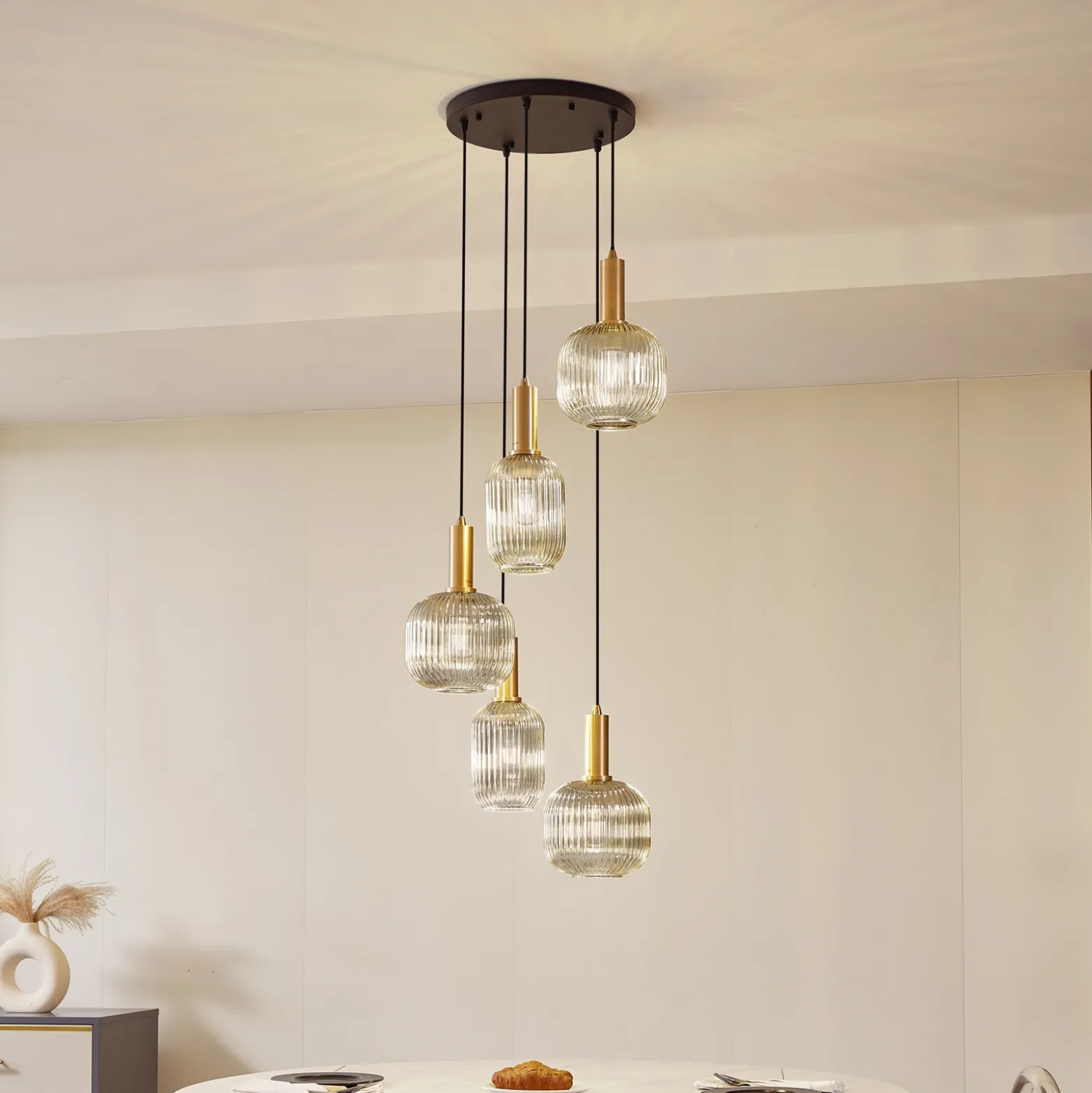 Lindby Lámpara colgante Doroteo, 5 luces, gris, cristal