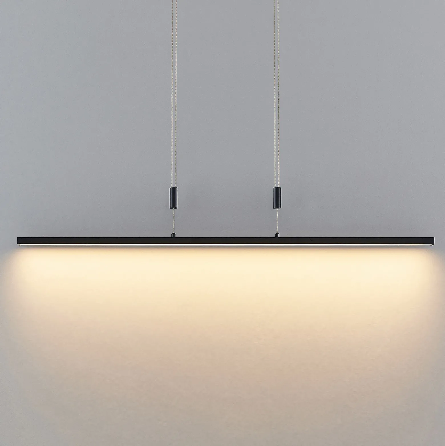 Lindby lámpara colgante LED Arneja, negra, CCT, regulable en altura