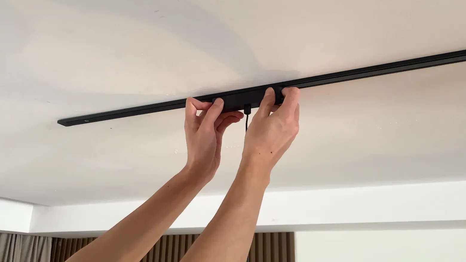 Lindby lámpara colgante LED Lumaro,negro,Ø8,2cm,aluminio,48V,atenuable