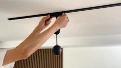 Lindby lámpara colgante LED Lumaro, negro,Ø6,2 cm,48V,atenuable