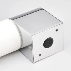 Lindby lámpara de espejo Melike, 27 cm, cromo, IP44, toma de corriente