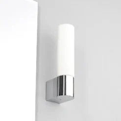 Lindby lámpara de espejo Melike, 27 cm, cromo, IP44, toma de corriente