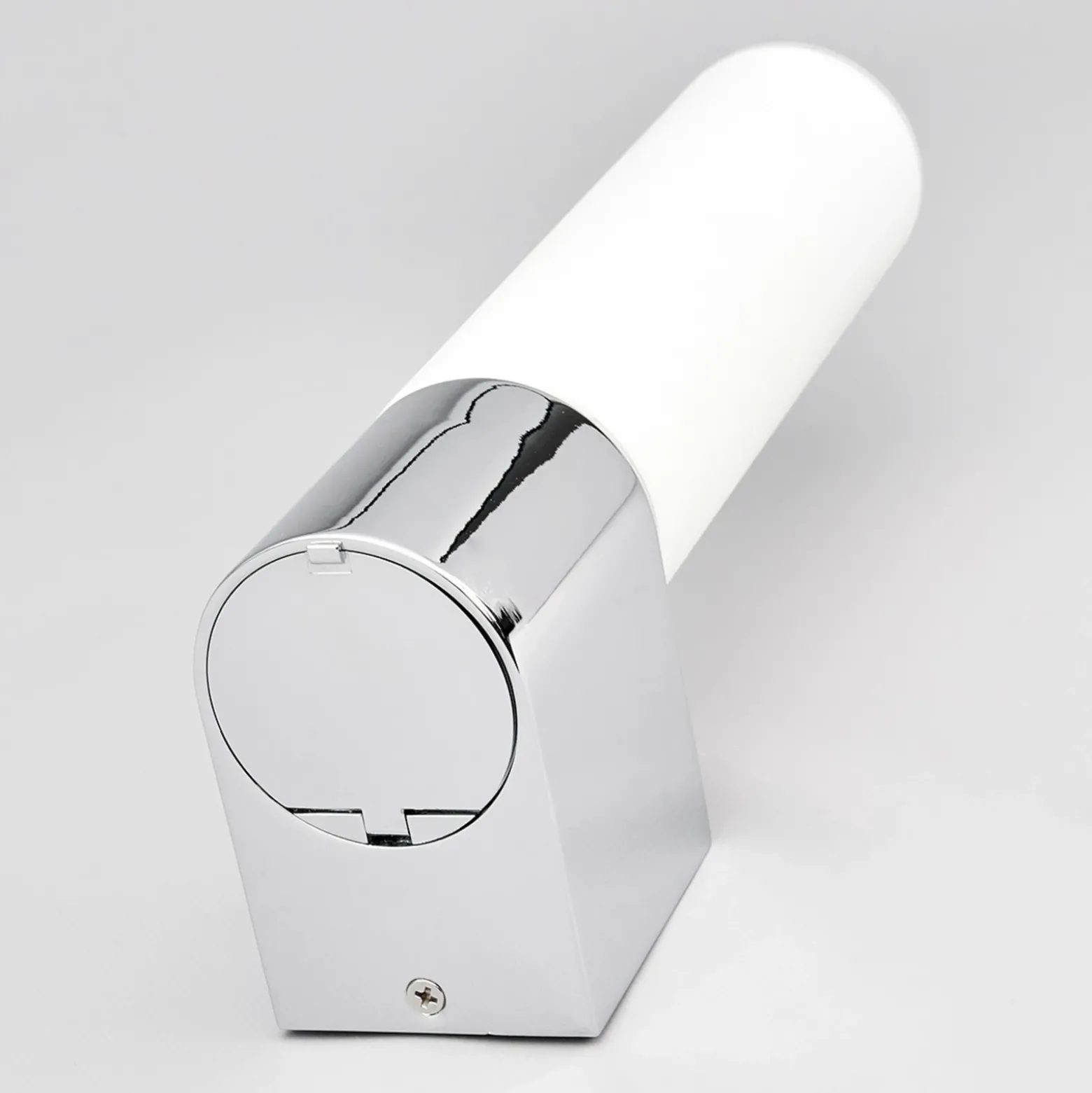 Lindby lámpara de espejo Melike, 27 cm, cromo, IP44, toma de corriente