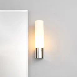 Lindby lámpara de espejo Melike, 27 cm, cromo, IP44, toma de corriente