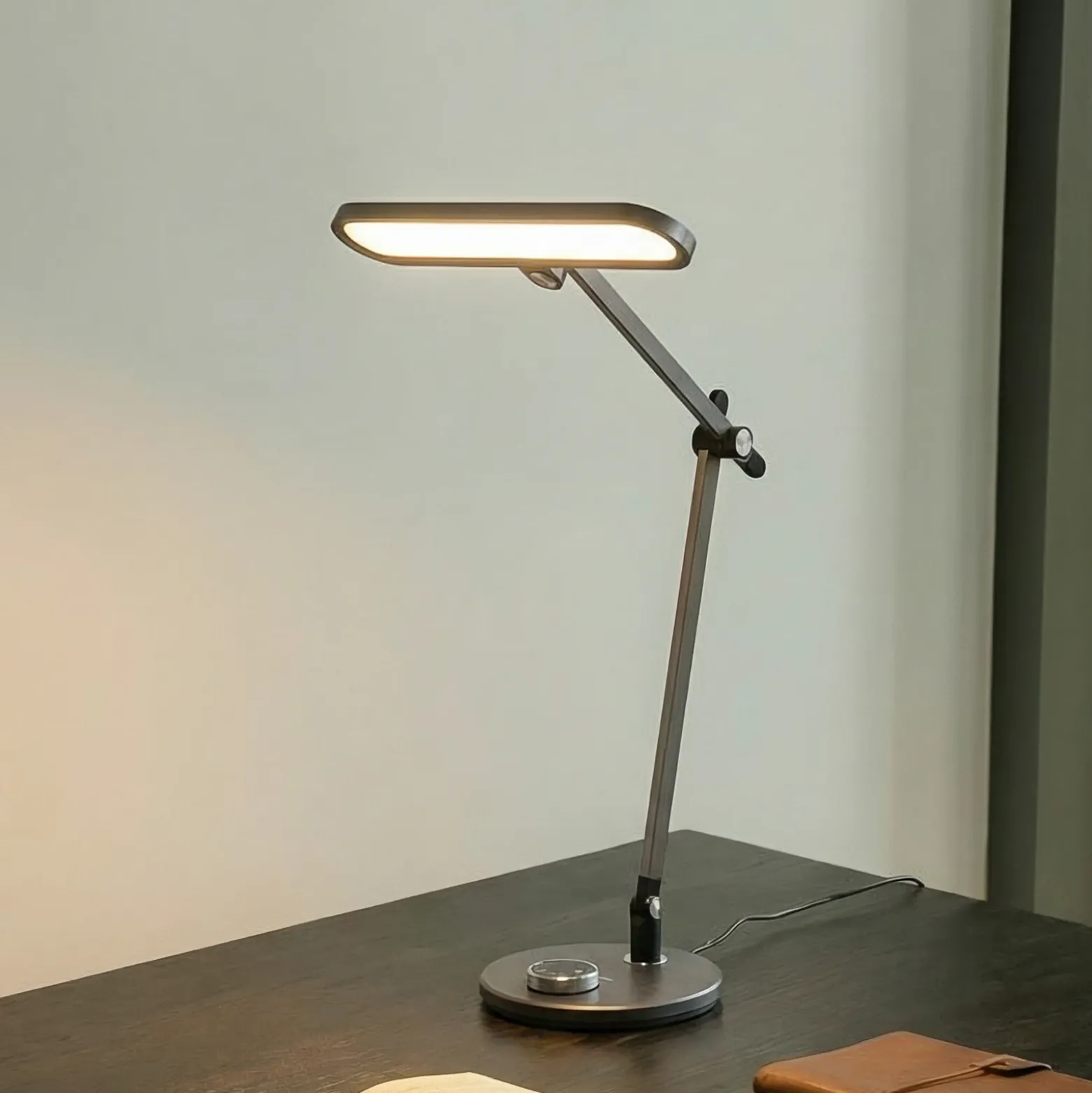 Lindby lámpara de mesa LED Elvir, gris, aluminio, altura 53cm, CCT