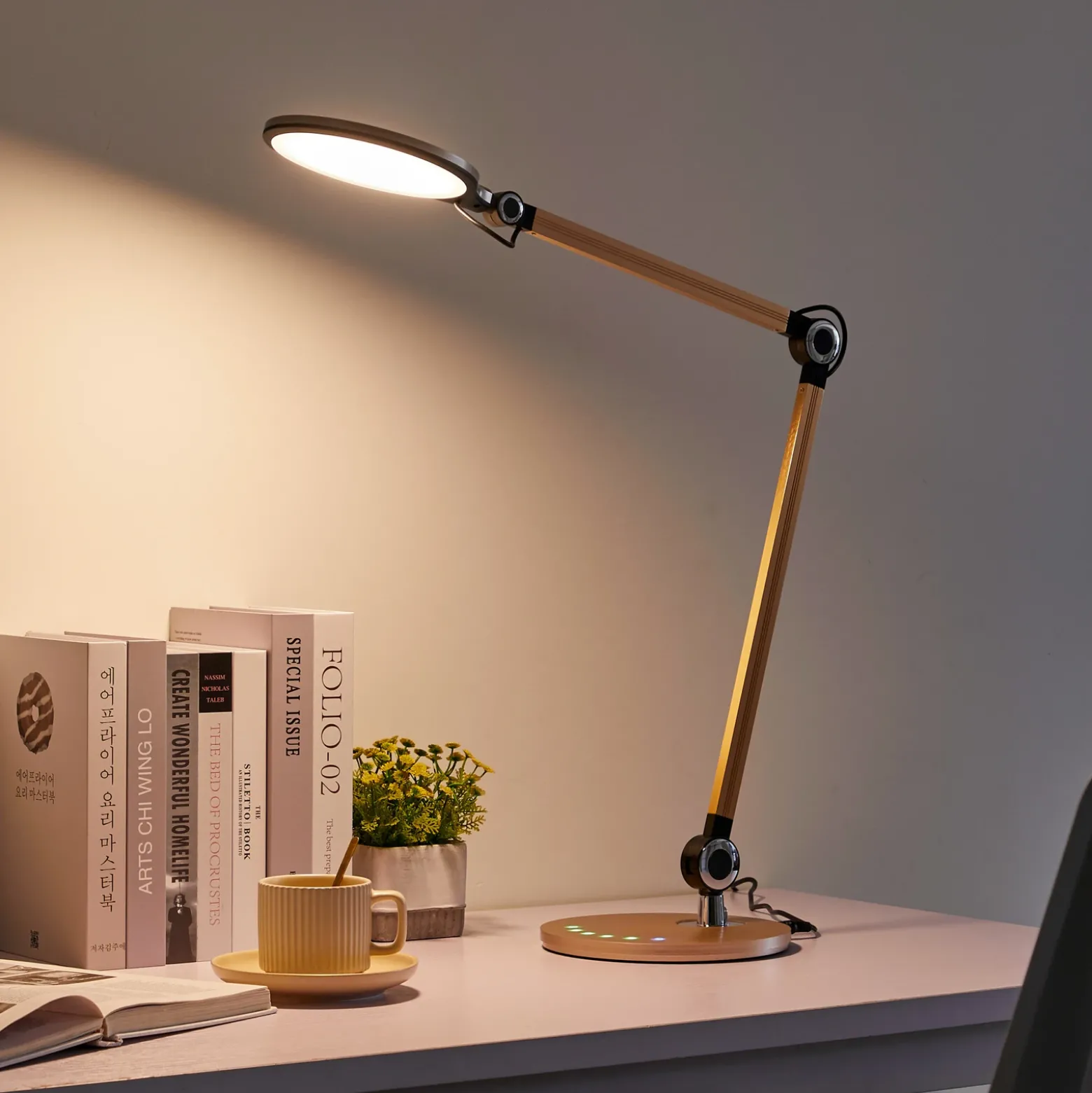 Lindby lámpara de mesa LED Nyxaris, oro, metal, CCT, 50 cm