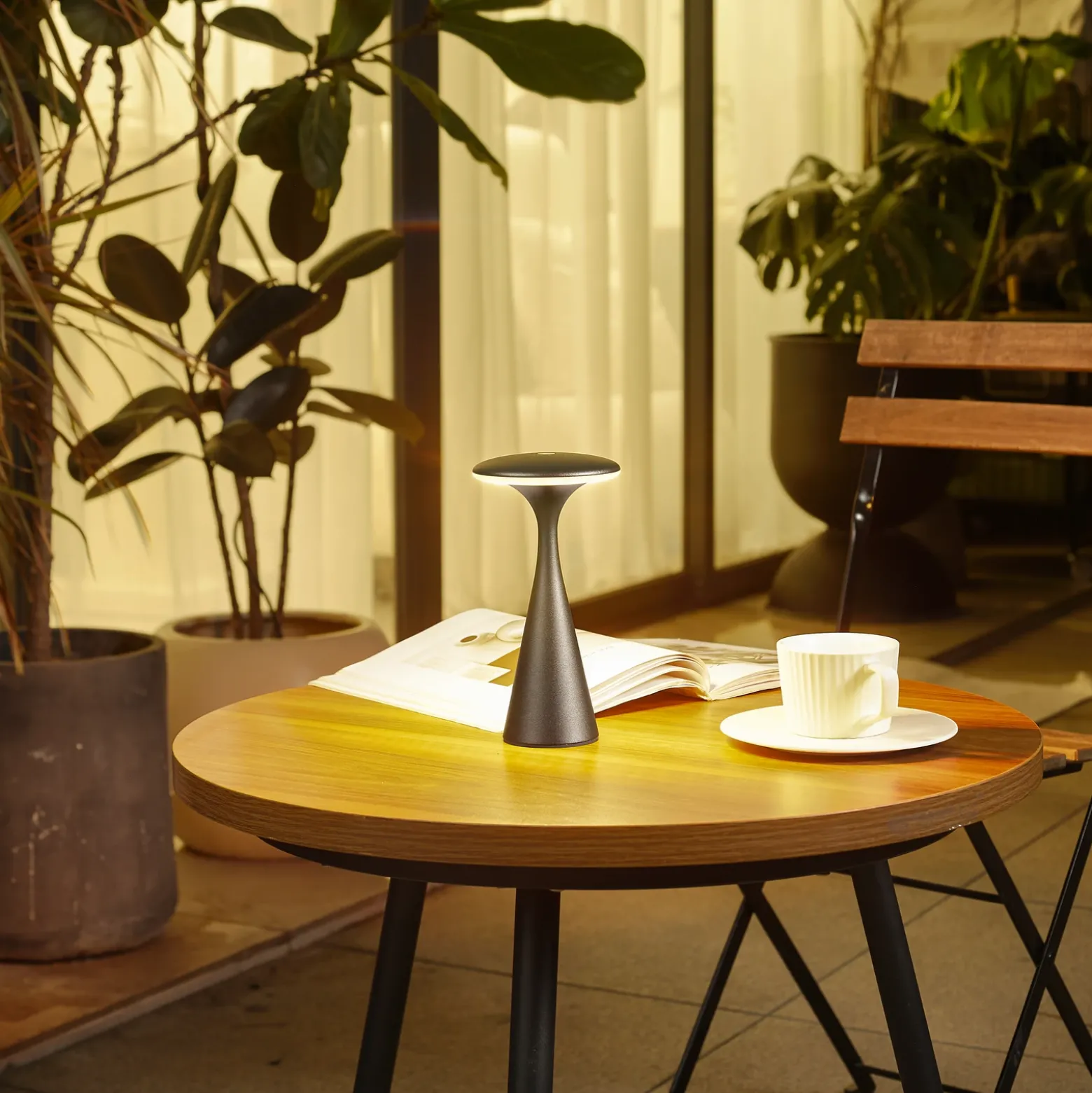 Lindby Lámpara de mesa LED recargable Evelen, negra, IP54, CCT