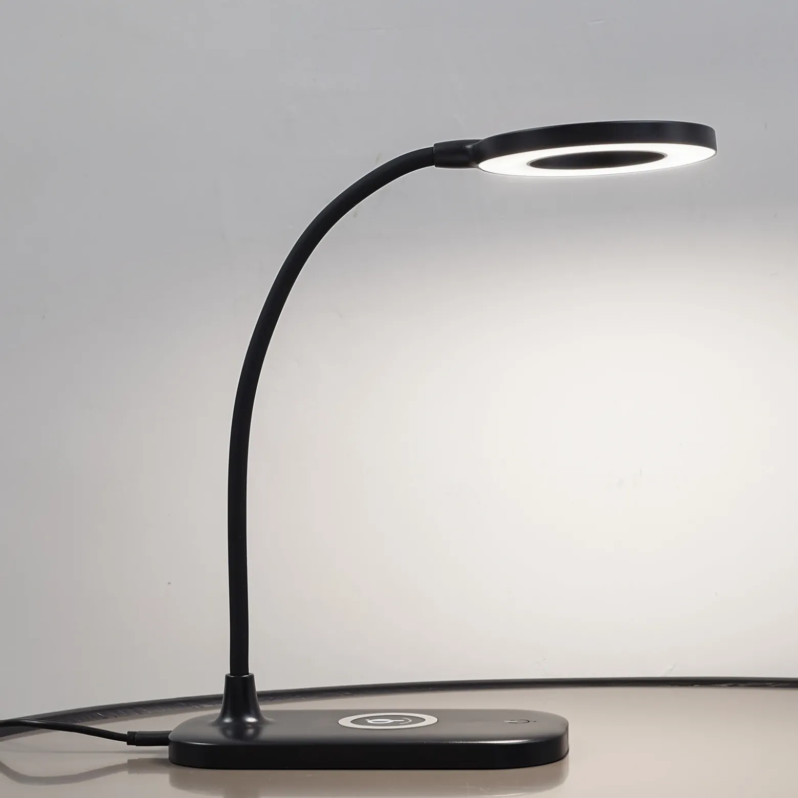 Lindby Lámpara de mesa LED Siona negra CCT atenuable Estación de carga