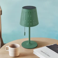 Lindby lámpara de mesa LED solar Hilario, verde, hierro, batería recargable