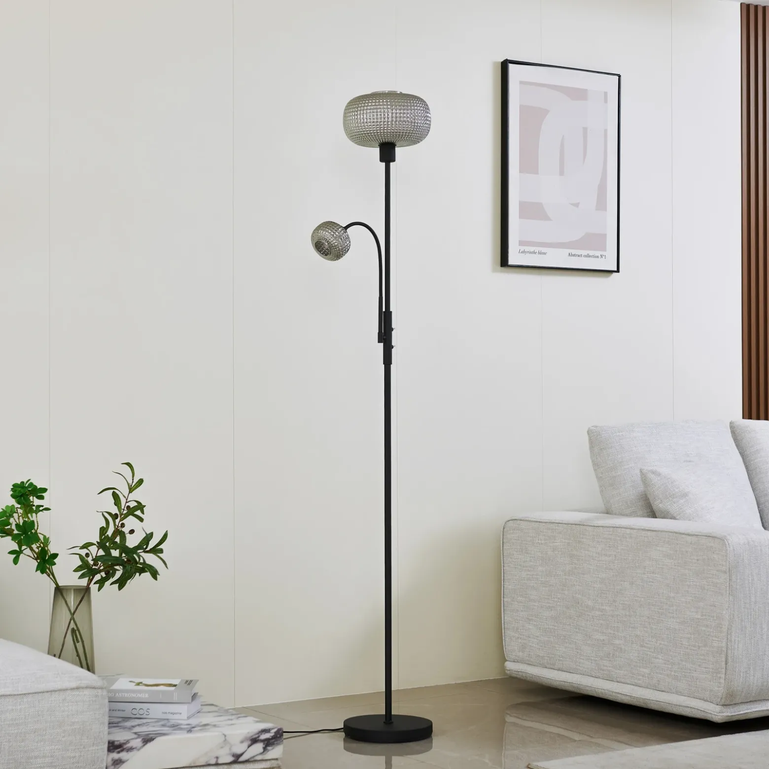 Lindby lámpara de pie Aliette, negro/gris, cristal, brazo de lectura