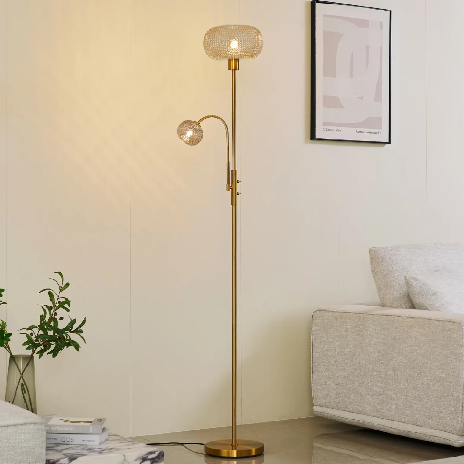 Lindby lámpara de pie Aliette, oro/ámbar, cristal, brazo de lectura
