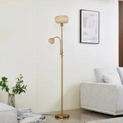 Lindby lámpara de pie Aliette, oro/ámbar, cristal, brazo de lectura