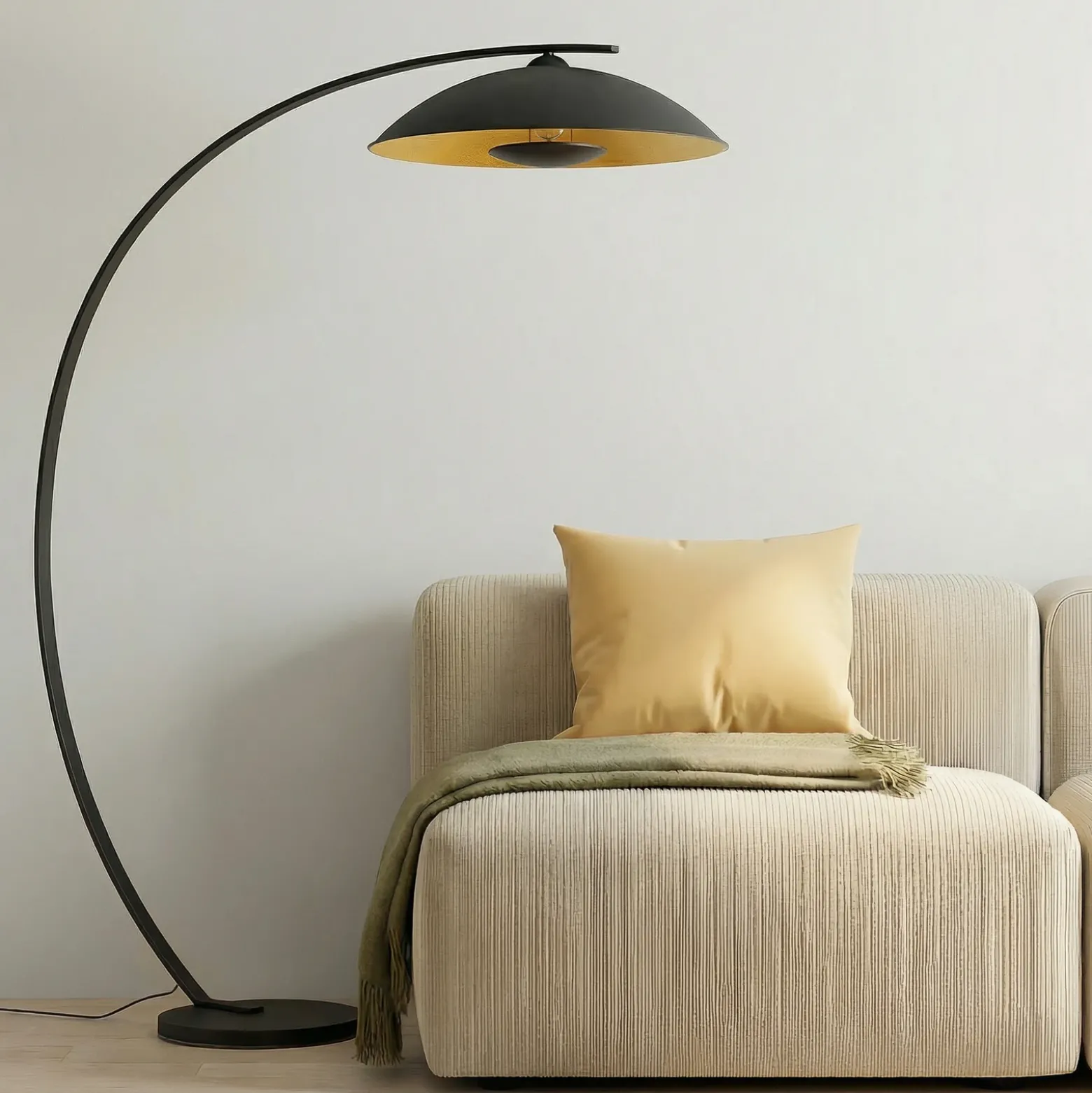 Lindby lámpara de pie arqueada Emilienne, negra, dorada, 180 cm