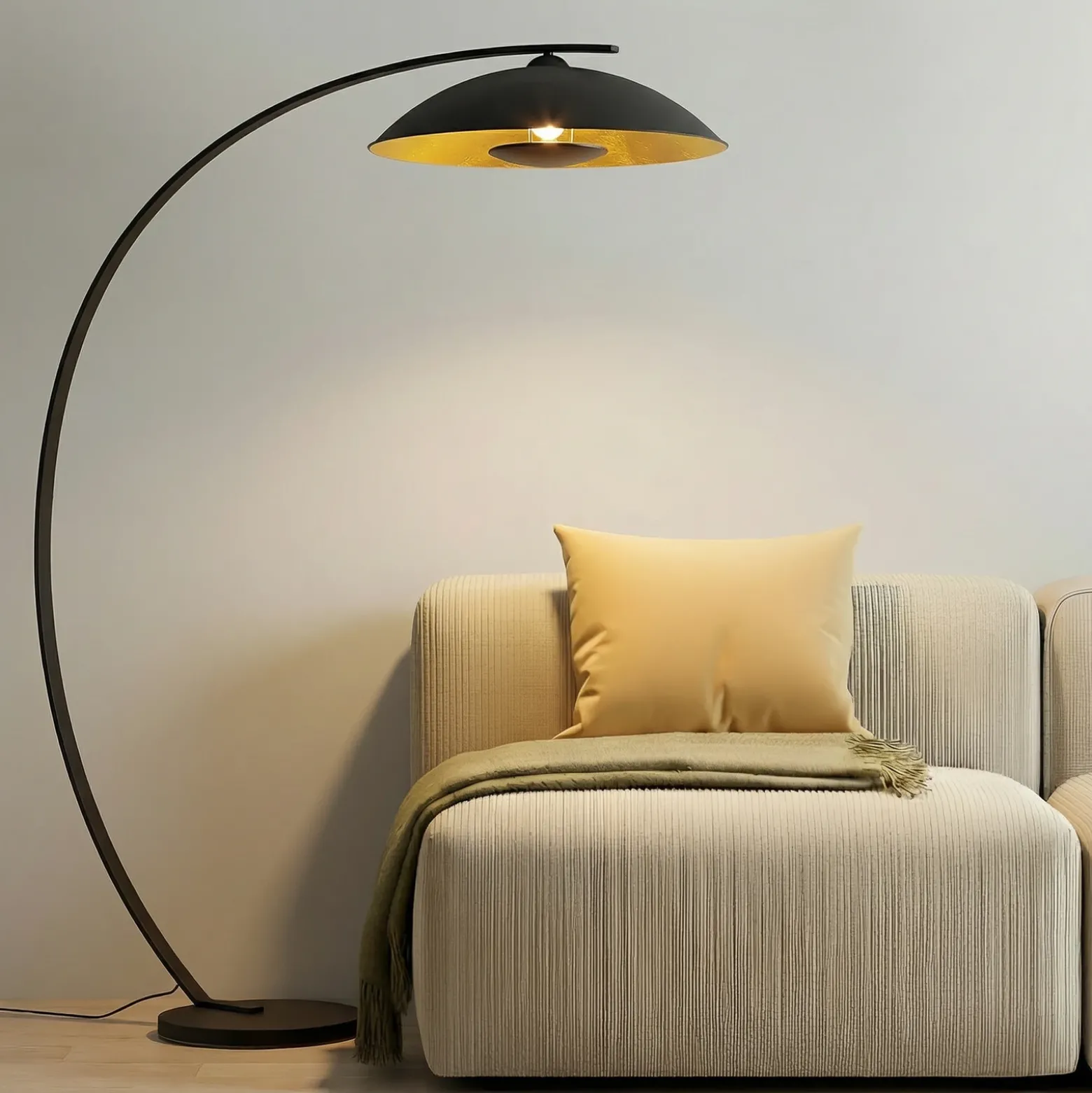 Lindby lámpara de pie arqueada Emilienne, negra, dorada, 180 cm