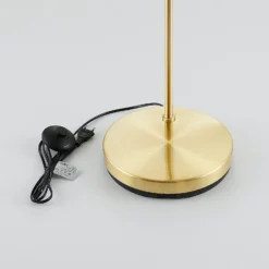 Lindby lámpara de pie arqueada Moisia, color latón, metal, 148 cm