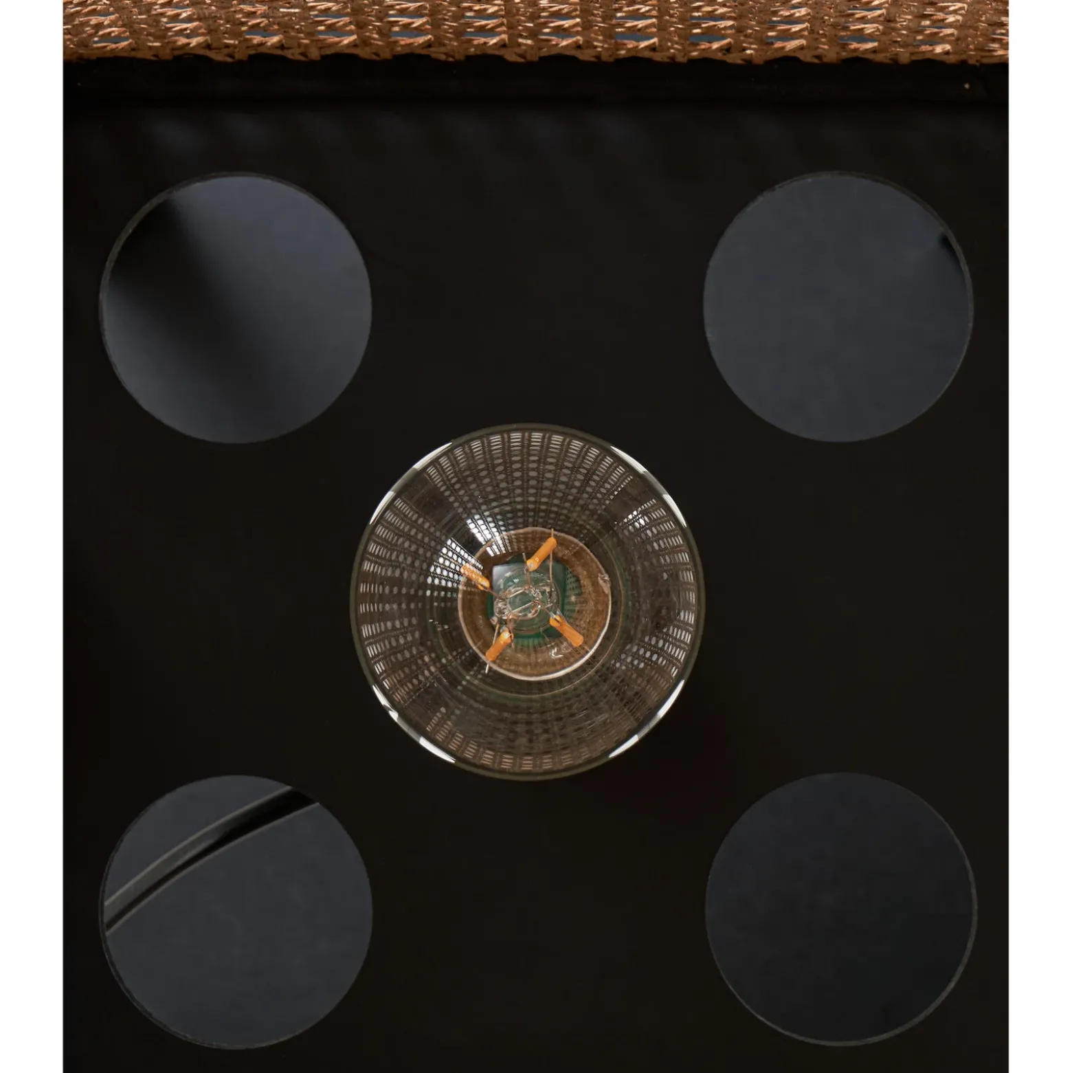 Lindby Lámpara de pie Birta, negro/natural, estantería, ratán