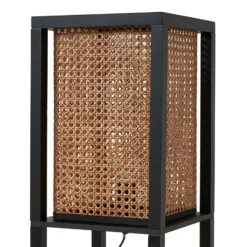 Lindby Lámpara de pie Birta, negro/natural, estantería, ratán