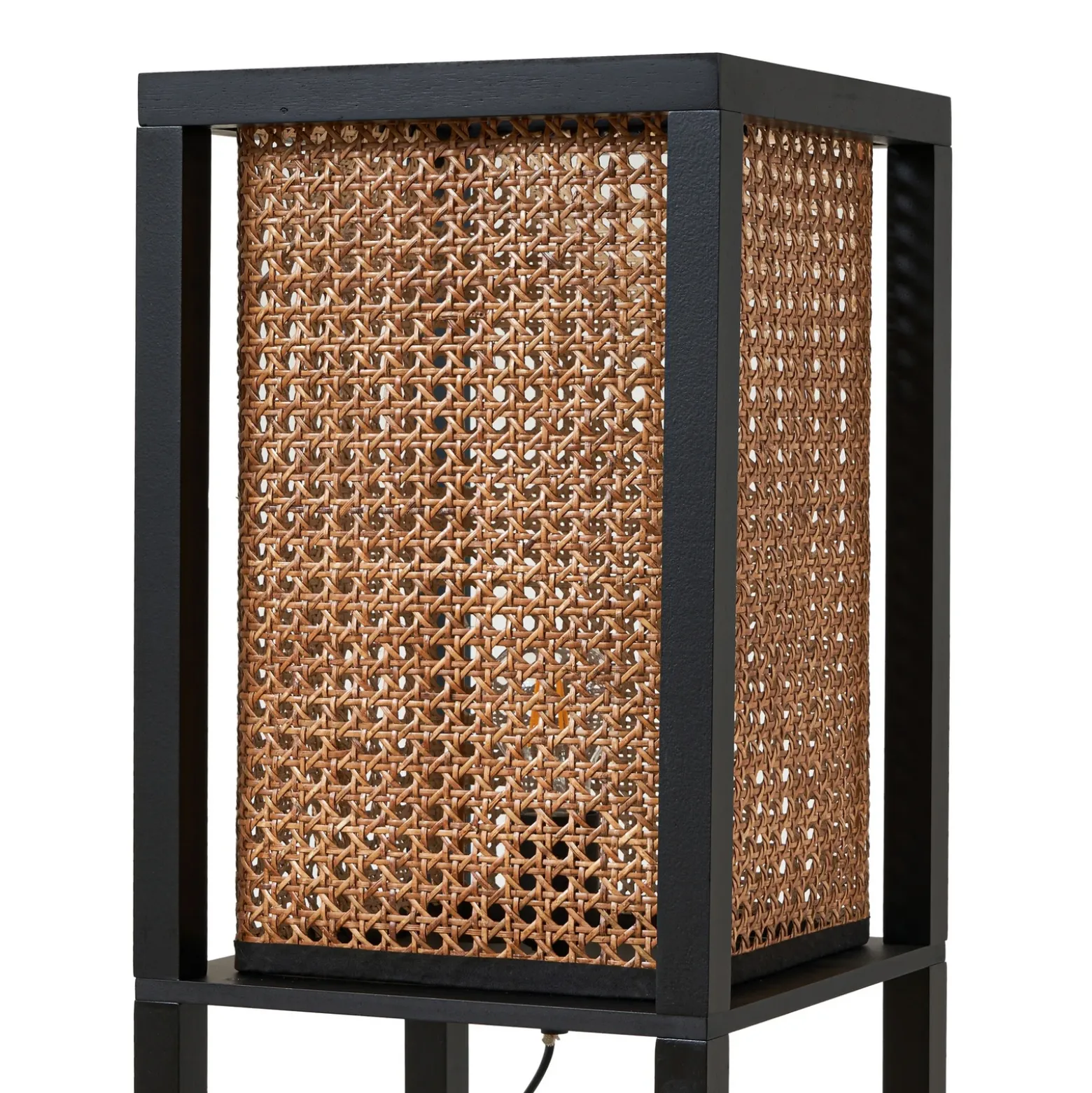 Lindby Lámpara de pie Birta, negro/natural, estantería, ratán