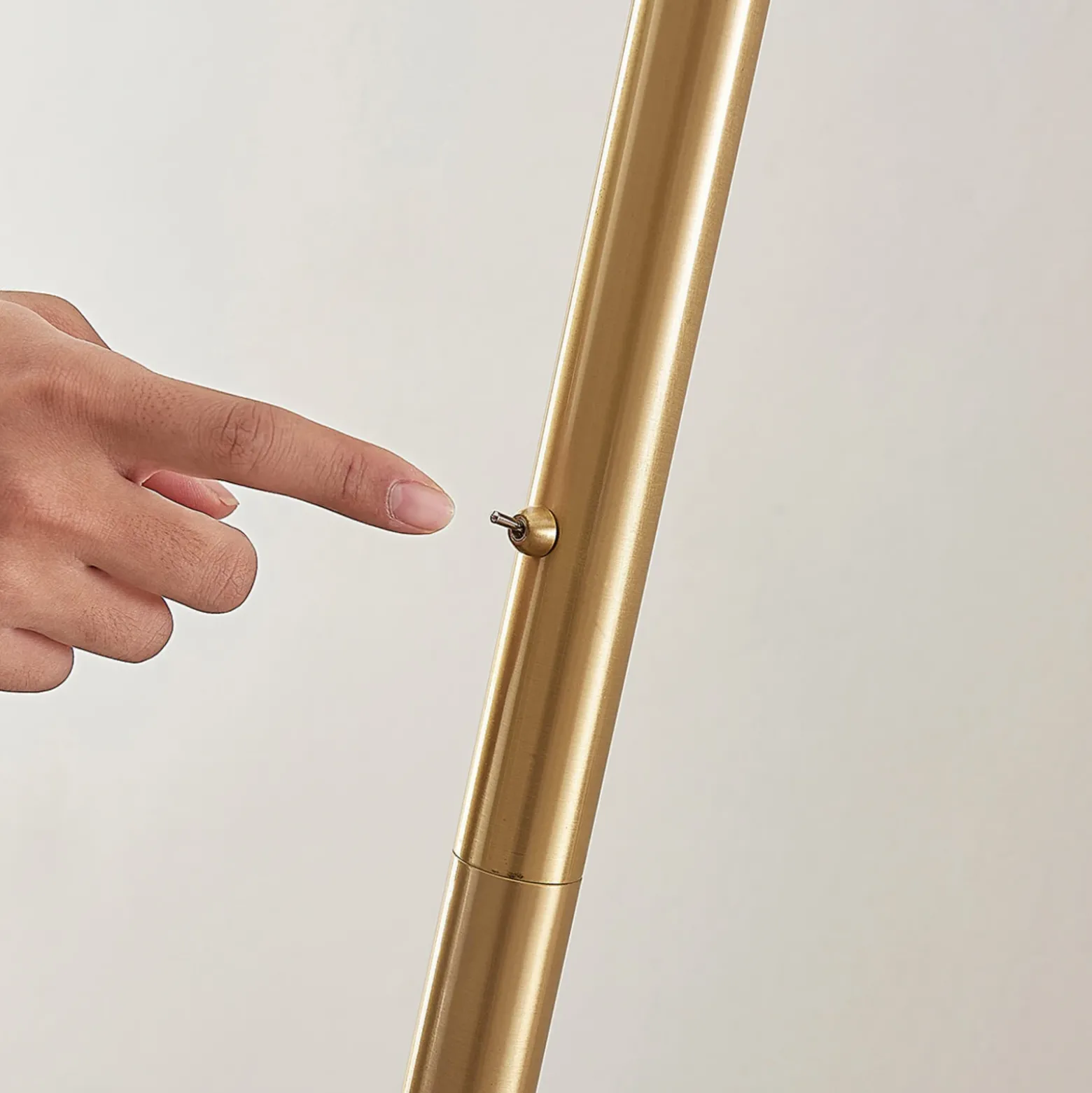 Lindby lámpara de pie Ignacia, color latón, cristal, 180 cm, E27
