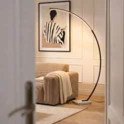 Lindby Lámpara de pie LED arqueada Kendra, negra, aluminio, altura 180cm