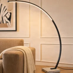 Lindby Lámpara de pie LED arqueada Kendra, negra, aluminio, altura 180cm