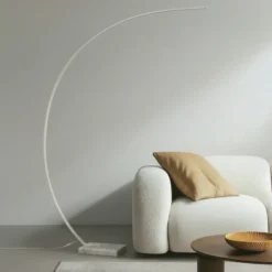 Lindby Lámpara de pie LED arqueada Kendra, blanca, aluminio, altura 180cm