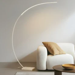 Lindby Lámpara de pie LED arqueada Kendra, blanca, aluminio, altura 180cm