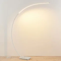 Lindby Lámpara de pie LED arqueada Kendra, blanca, aluminio, altura 180cm
