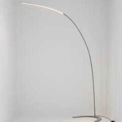 Lindby lámpara de pie LED Danua, plata, metal, altura 200cm