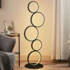 Lindby lámpara de pie LED Jacek, negra, metal, 110 cm, anillos