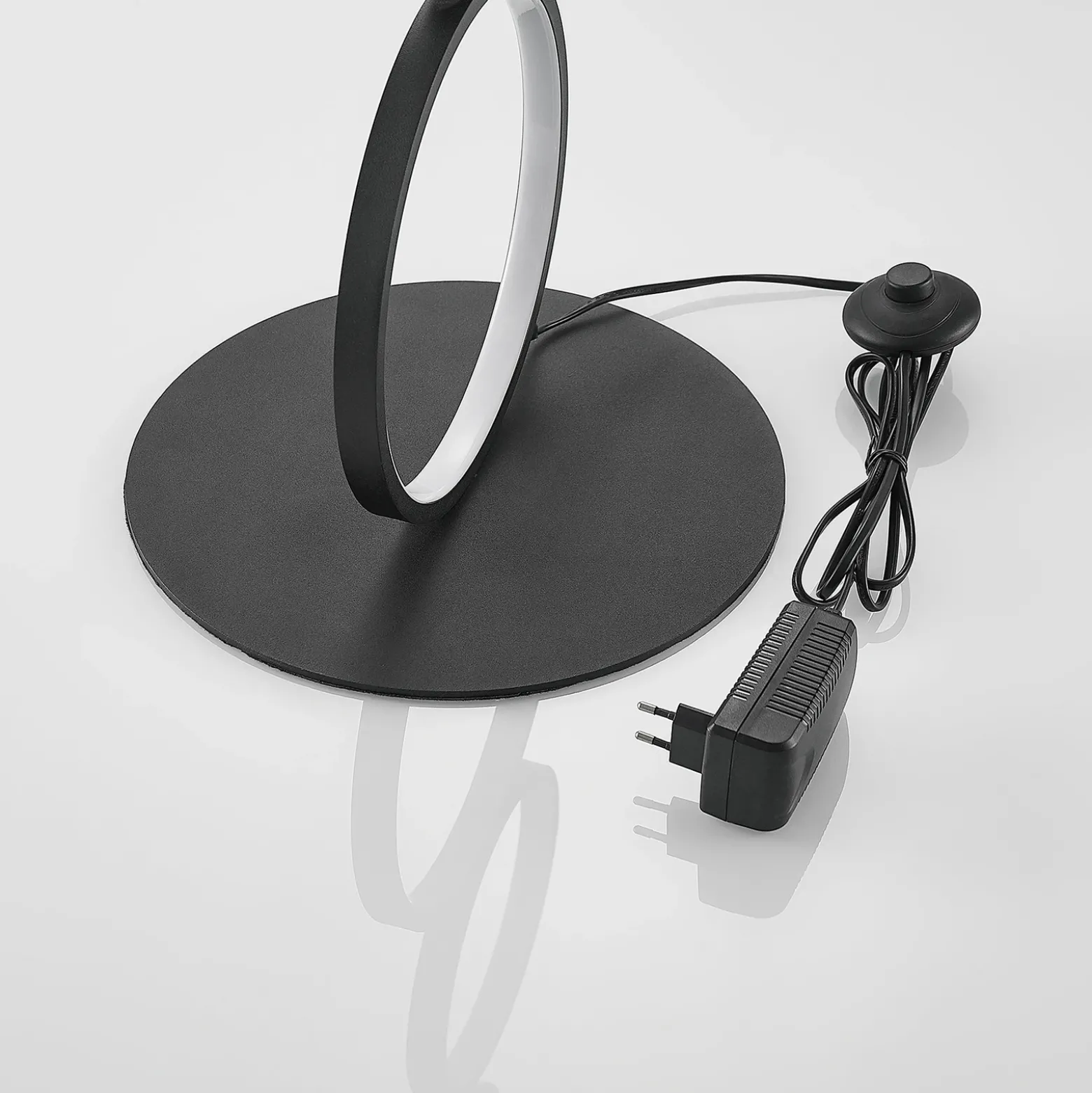 Lindby lámpara de pie LED Jacek, negra, metal, 110 cm, anillos